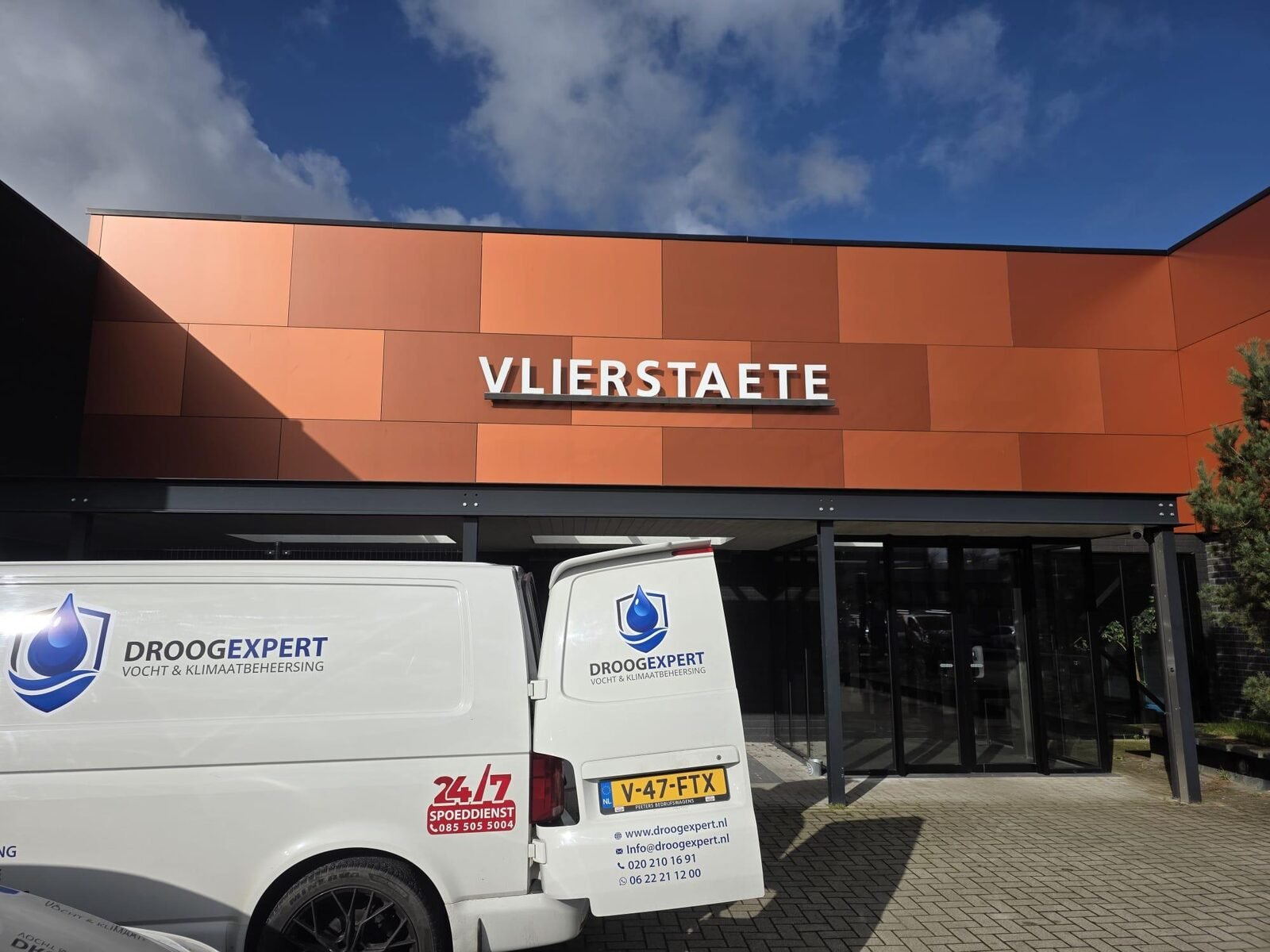 Droogexpert-servicewagen op een projectlocatie