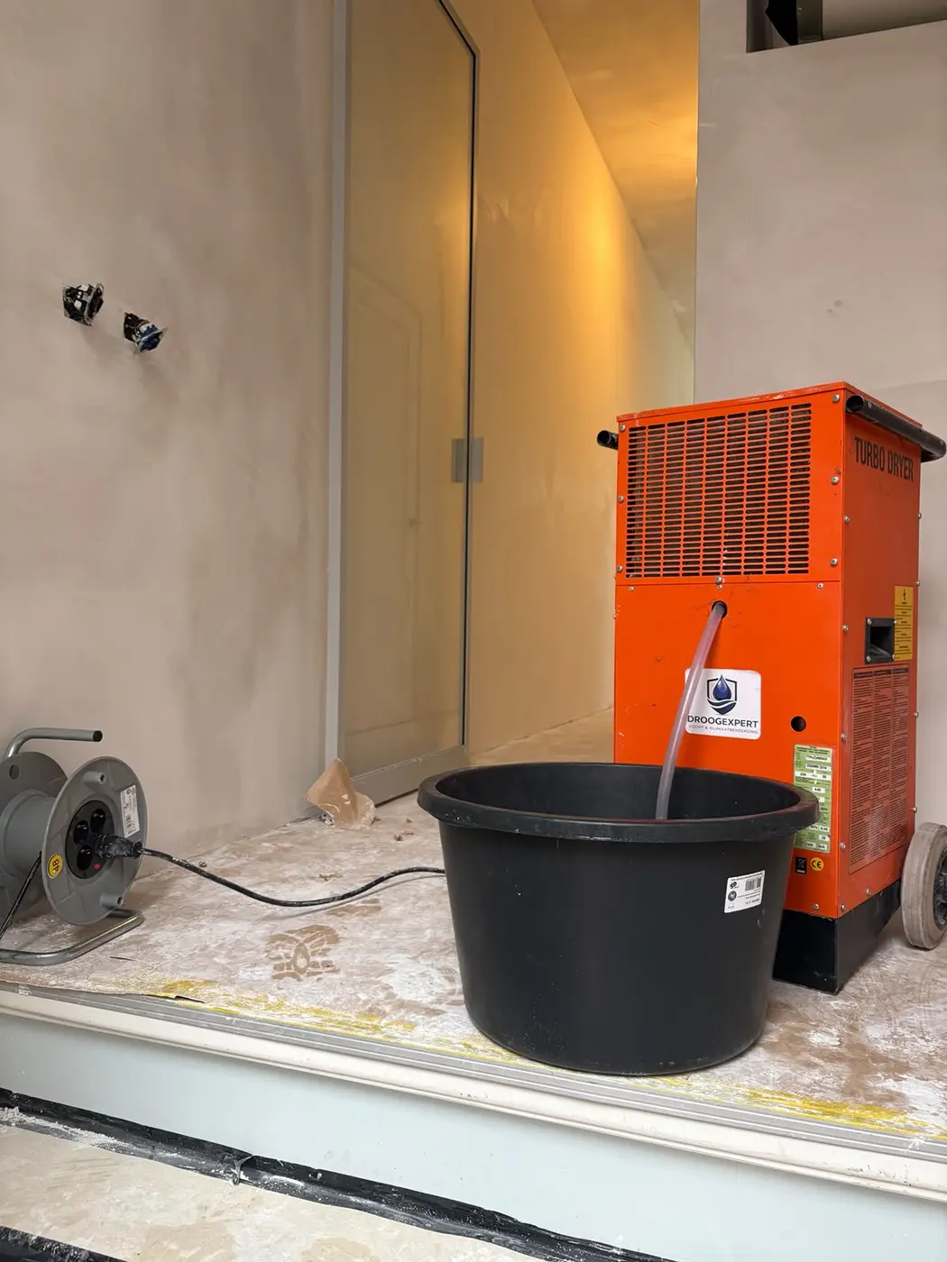 Professionele rode bouwdroger tijdens het drogen van een woning
