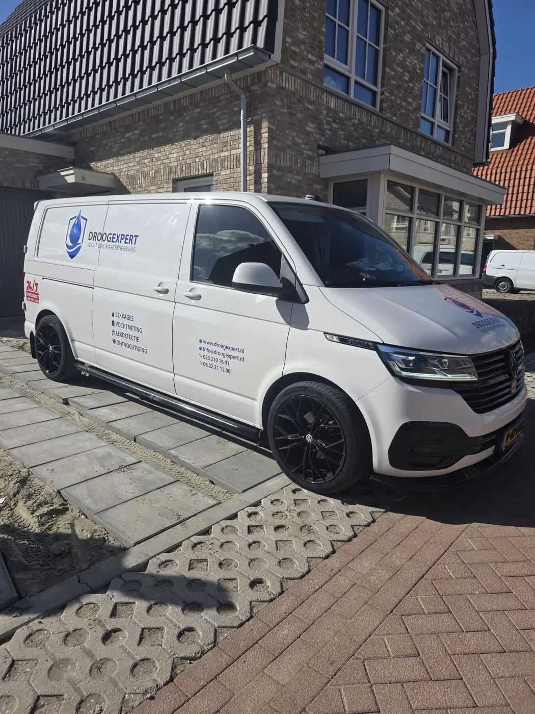 Droogexpert-servicewagen bij een woning voor levering van droogapparatuur