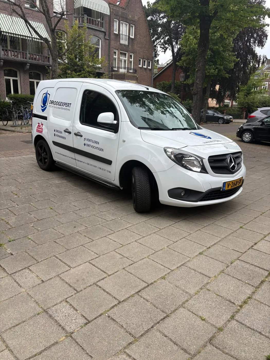 Witte Droogexpert-servicewagen voor snelle levering van droogapparatuur
