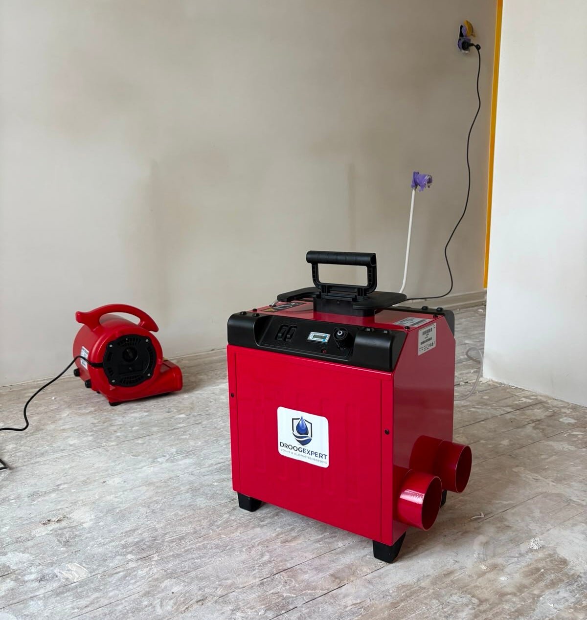 Rode professionele Droogexpert-bouwdroger en ventilator op locatie