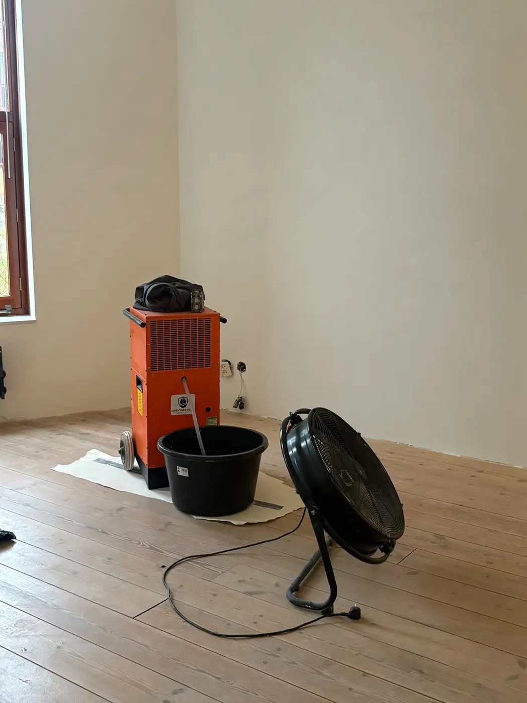 Droger, ventilator en condensopvang opgesteld in een woning in Amsterdam