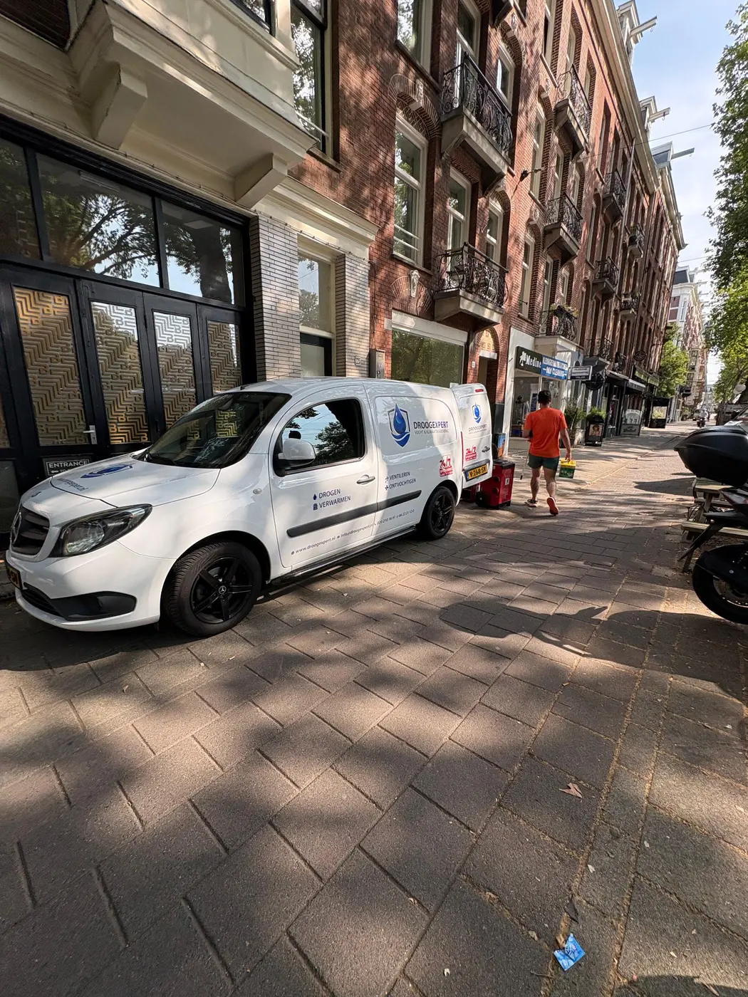Droogexpert-servicewagen tijdens een levering in Amsterdam